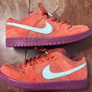 Nike SB Dunk Low Pro Mystic Red